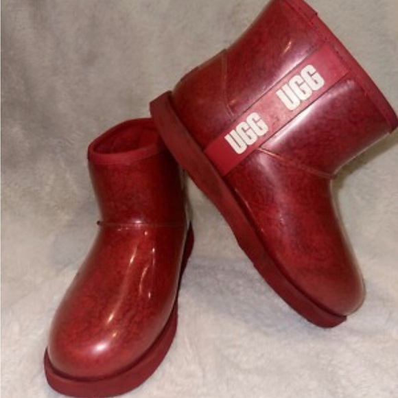 UGG CLASSIC CLEAR MINI WMNS "Red"
Size 8 in NWOT of Box - Picture 3 of 9